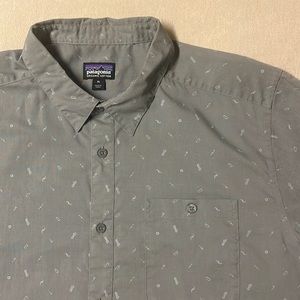 Patagonia mens go to short sleeve button down shirt . Size xl . Grey w/ pattern